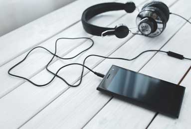 意甲媒体透露：利兹联对米兰前锋诺阿·奥卡福感兴趣，不过目前双方尚未有官方接触